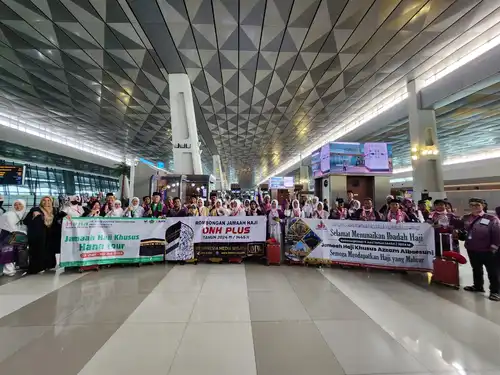 Jamaah haji sedang melaksanakan ibadah di Masjidil Haram dengan bimbingan dari Azzam Albaesuni, penyedia Travel Haji ONH Plus terbaik.