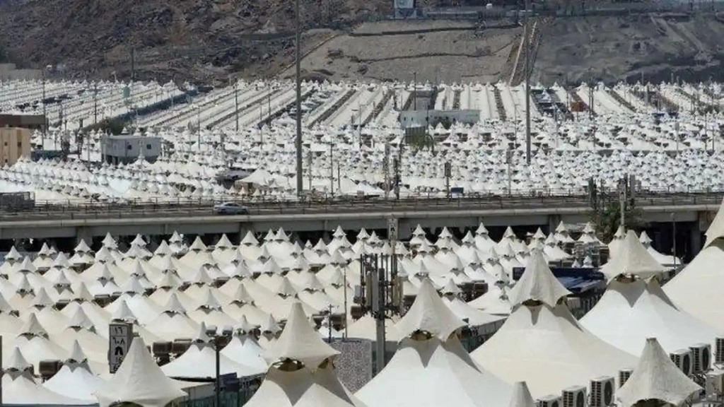 Pemasangan tenda ber-AC di kawasan Mina Arab Saudi untuk persiapan haji 2026