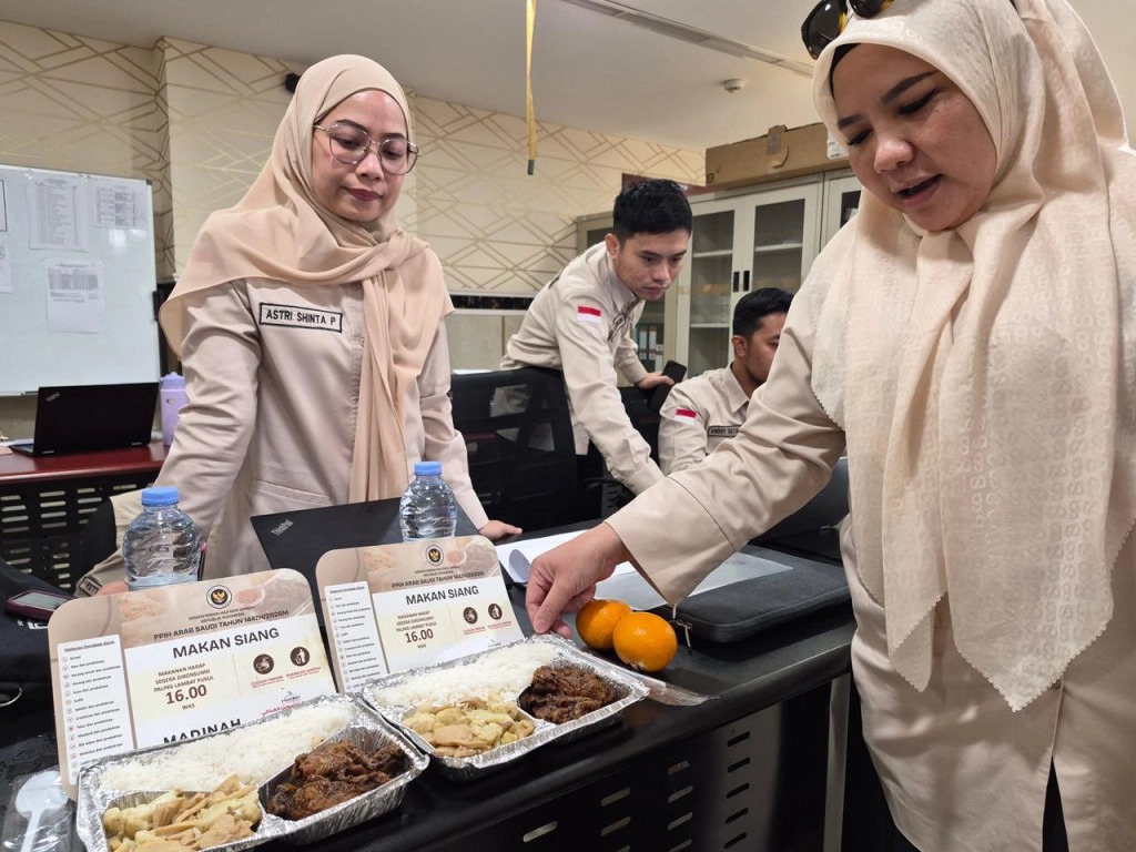 Petugas memantau distribusi konsumsi jemaah haji 2026 secara digital