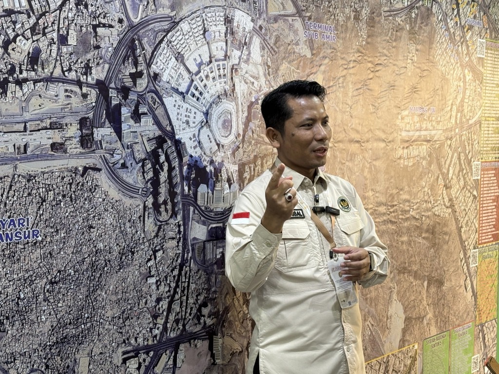 Tenaga medis memberikan layanan kesehatan bagi jemaah haji di klinik satelit