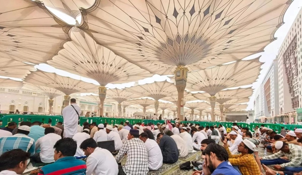 Suasana Masjid Nabawi dengan imbauan tata tertib bagi jemaah haji