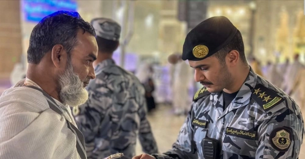 Papan informasi regulasi imigrasi dan pengawasan keamanan visa haji di Arab Saudi
