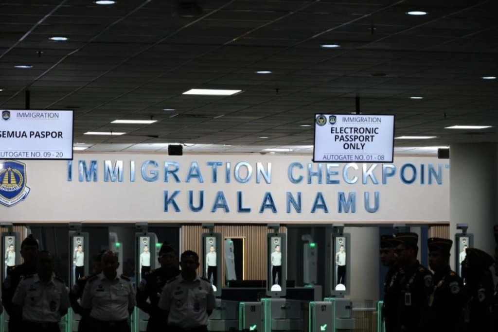 Petugas imigrasi melakukan pemeriksaan dokumen penumpang di Bandara Kualanamu
