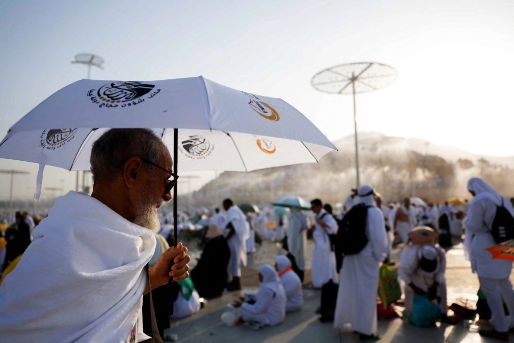 Jemaah haji menggunakan payung untuk berlindung dari cuaca panas di Makkah