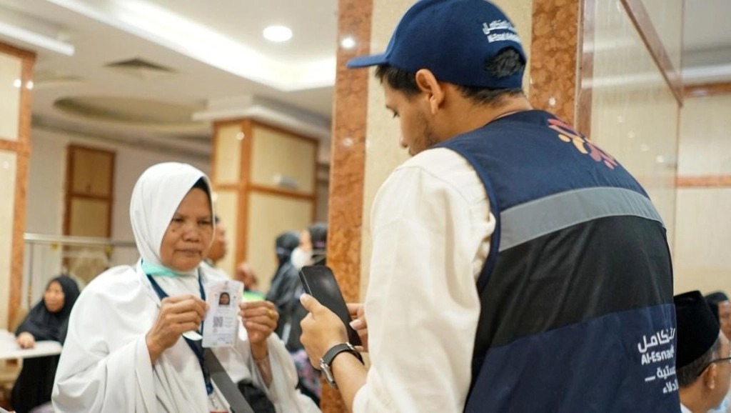 Petugas memberikan imbauan mengenai keamanan data Kartu Nusuk jemaah haji