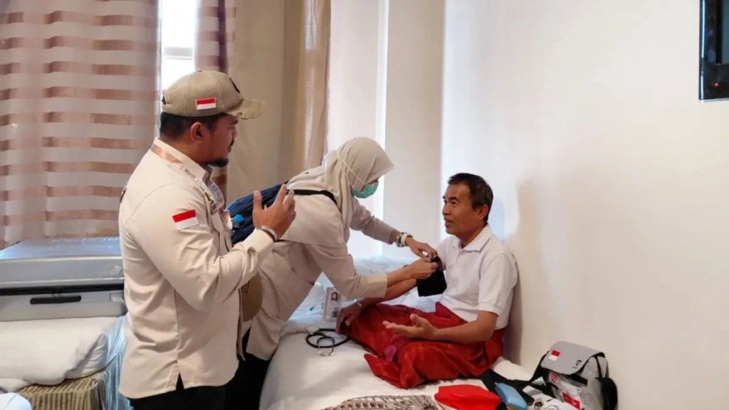Petugas kesehatan melakukan pemantauan kondisi jemaah haji di Rumah Sakit Arab Saudi