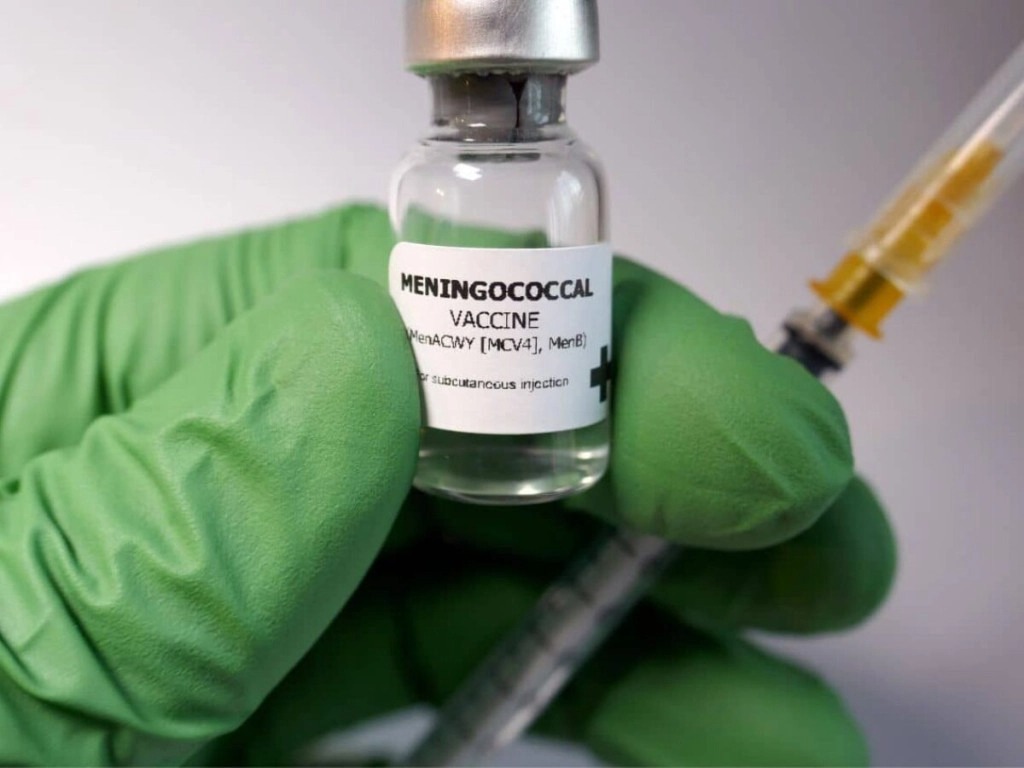Petugas medis menyuntikkan vaksin meningitis kepada personel pelayanan haji 2026