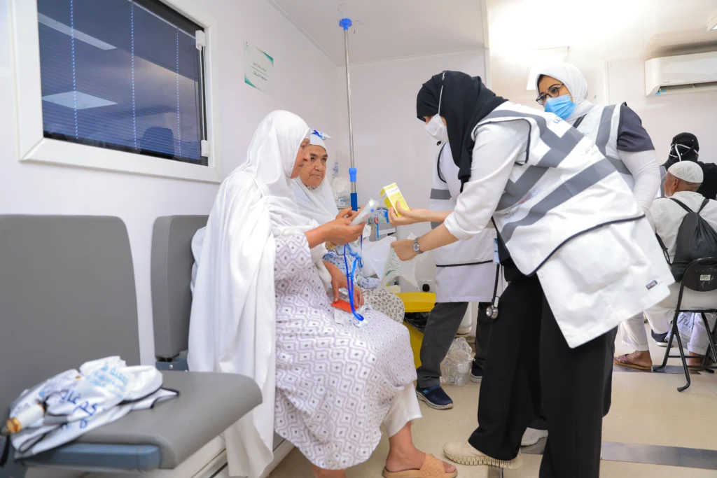 Tim petugas lapangan Arab Saudi membantu mengarahkan jemaah haji lansia yang terpisah dari rombongan