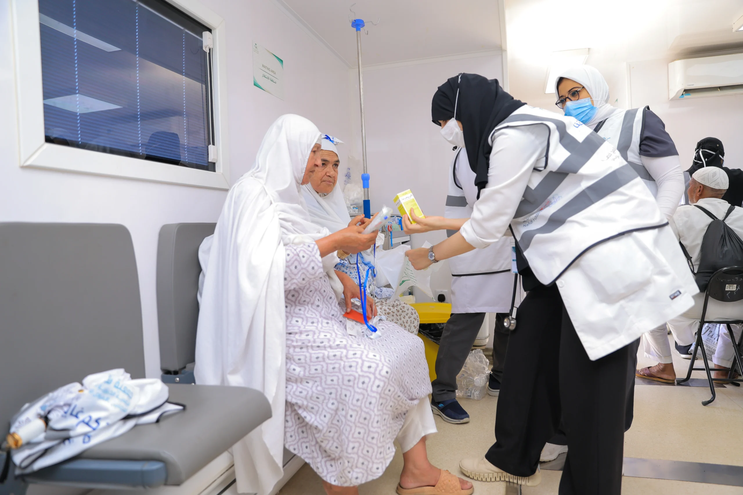 Tim petugas lapangan Arab Saudi membantu mengarahkan jemaah haji lansia yang terpisah dari rombongan